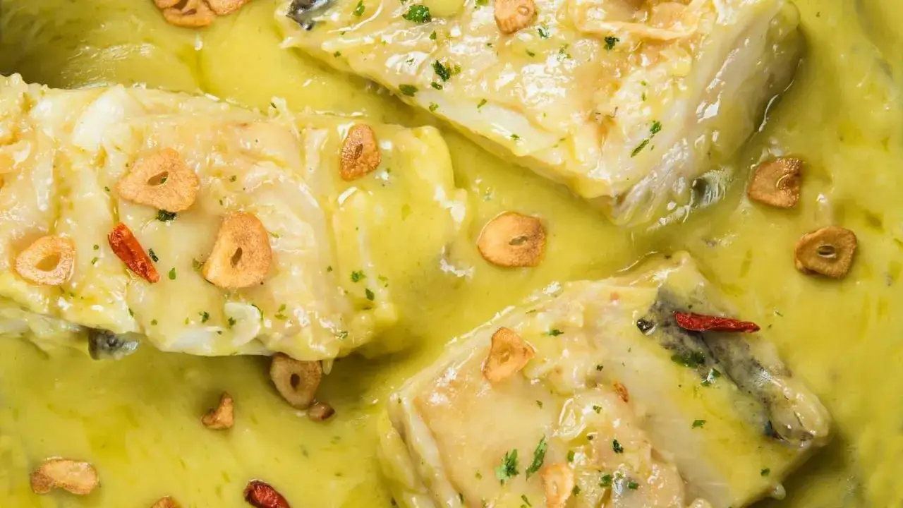 Delicioso bacalao en salsa pil pil, con láminas de ajo crujiente y un toque de guindilla. ¡Una receta para chuparse los dedos!