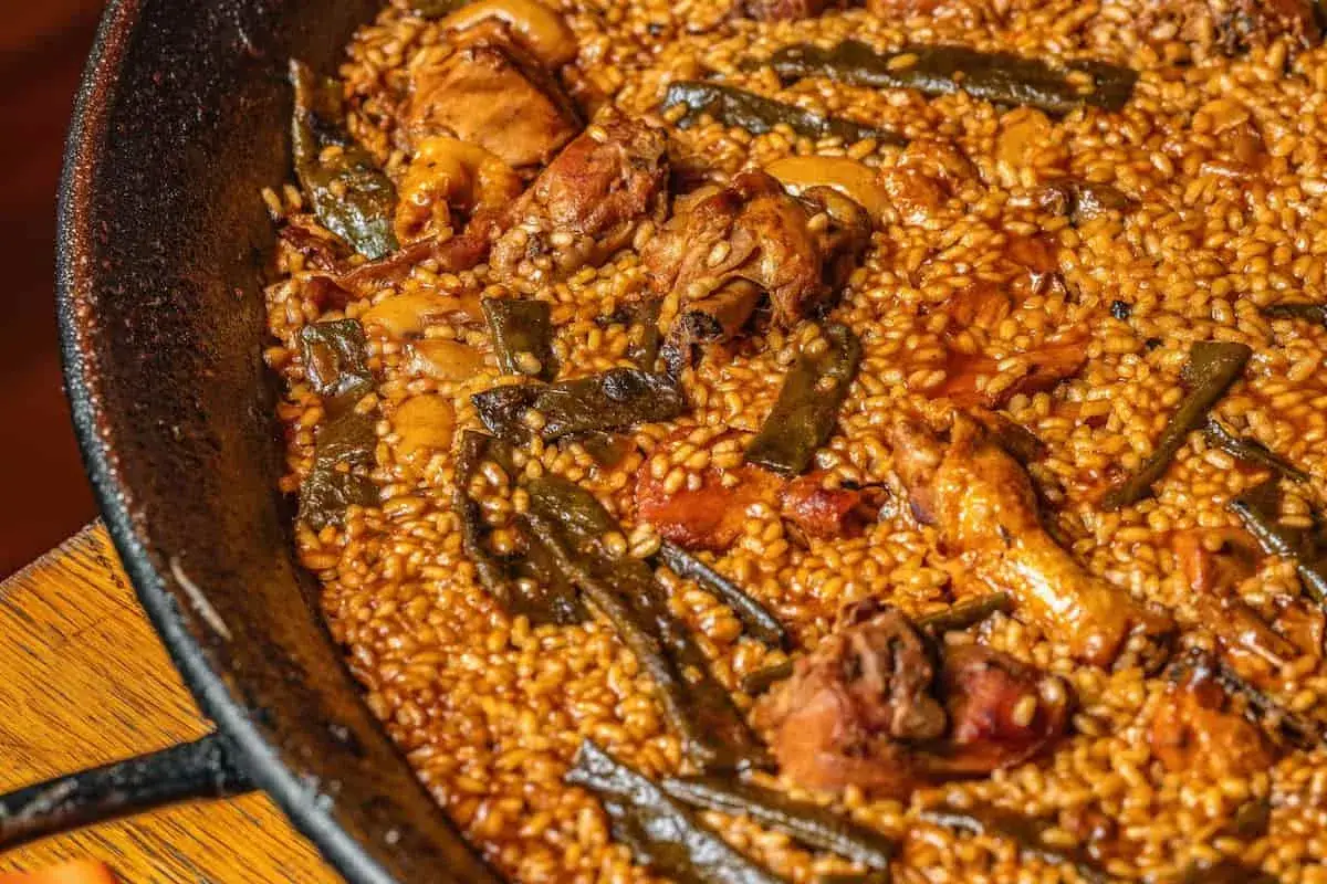 Paella de pollo y jud&iacute;as verdes, con el delicioso socarrat que es la capa crujiente de arroz en el fondo.